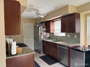 61 Curtis Ct in Kendall Park, NJ - Building Photo - Building Photo