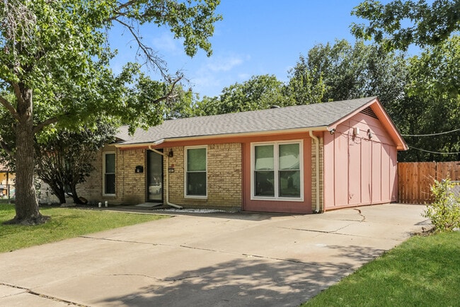 441 NW Jayellen Ave in Burleson, TX - Foto de edificio - Building Photo