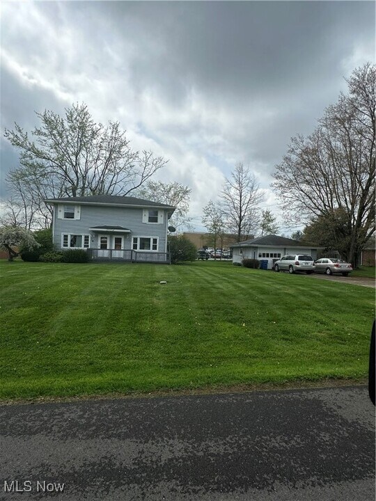 3208 Pleasant Dr in Norton, OH - Building Photo