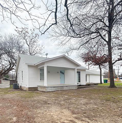 105 N Patrick St in Waxahachie, TX - Building Photo