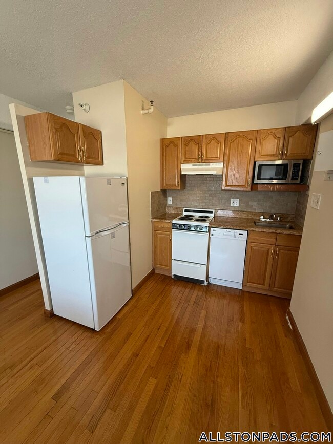 1110 Commonwealth Ave in Boston, MA - Building Photo - Building Photo