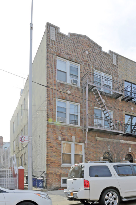 20-53 29th St in Astoria, NY - Building Photo