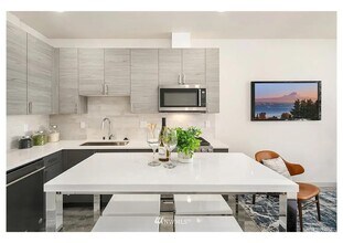 9200 Roosevelt Way NE in Seattle, WA - Building Photo - Building Photo