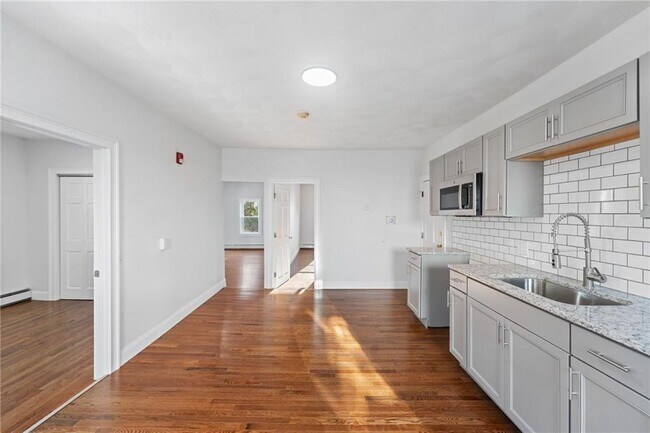 416 Admiral St-Unit -1R in Providence, RI - Building Photo - Building Photo