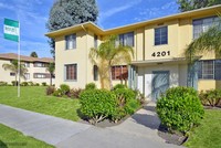 Baldwin Village in Los Angeles, CA - Foto de edificio - Building Photo