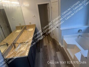 623 Duncan Rd in Flat Rock, NC - Foto de edificio - Building Photo