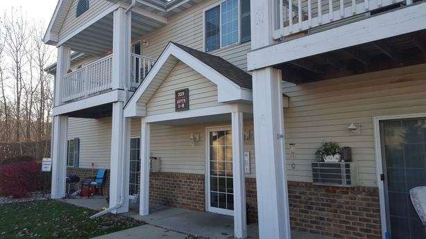HILLSIDE VILLAGE APARTMENTS in Slinger, WI - Foto de edificio - Building Photo