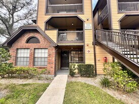 300 Lakepointe Dr in Altamonte Springs, FL - Building Photo