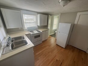 34 Plymouth St, Unit 2R in Pembroke, MA - Foto de edificio - Building Photo