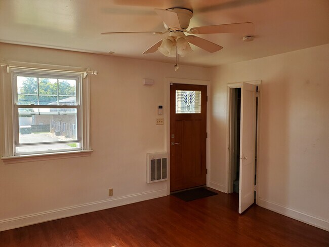 2411 Patane Ave, Unit A in Roslyn, PA - Foto de edificio - Building Photo