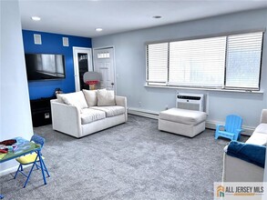 532 Cricket Ln in Woodbridge Township, NJ - Building Photo - Building Photo