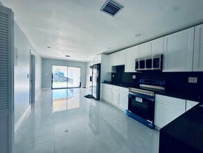 9630 SW Grand Canal Dr in Miami, FL - Building Photo - Building Photo