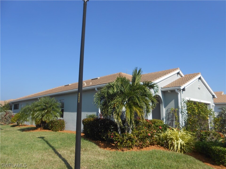 10543 Severino Ln in Ft. Myers, FL - Foto de edificio