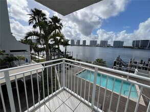 18000 N Bay Rd, Unit 204 in Sunny Isles Beach, FL - Foto de edificio - Building Photo