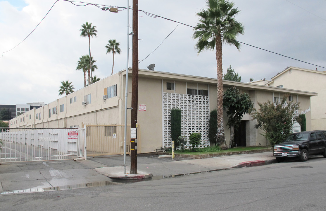 Collinswood Apartments in Tarzana, CA - Building Photo