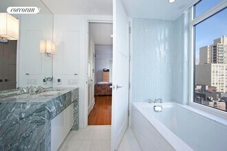 305 E 85th St in New York, NY - Building Photo - Building Photo