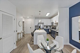 205 S Kings Dr in Charlotte, NC - Building Photo - Building Photo