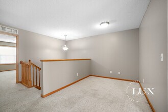 7601 11th St N in Oakdale, MN - Foto de edificio - Building Photo