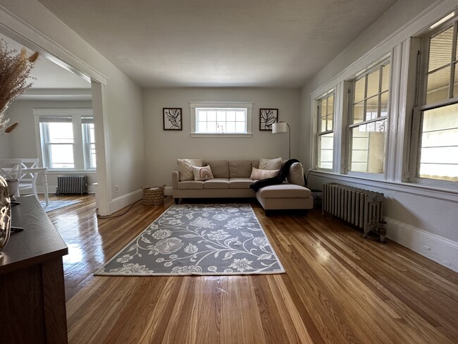 19 Larose Pl, Unit 2 in Boston, MA - Foto de edificio - Building Photo