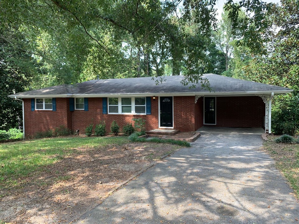 1965 Skyview Cir in Douglasville, GA - Building Photo