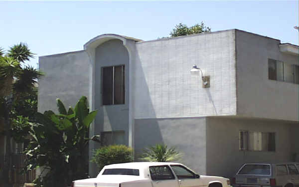 2029 S Holt Ave in Los Angeles, CA - Building Photo