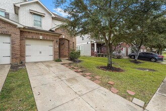 8039 Singing Sonnet Ln in Houston, TX - Building Photo - Building Photo