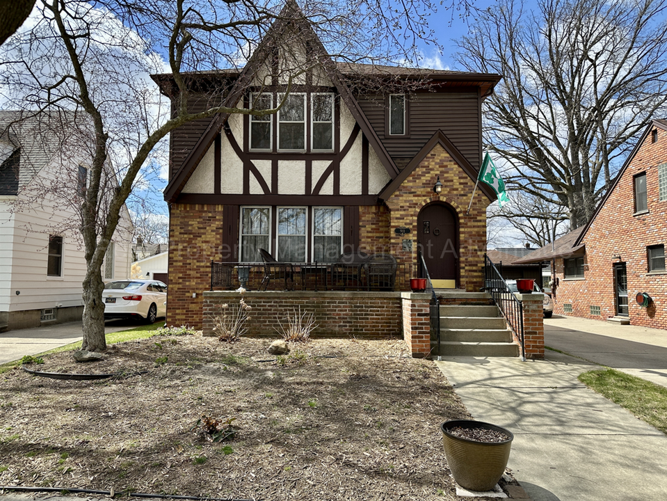 911 Oakridge Ave in Royal Oak, MI - Foto de edificio