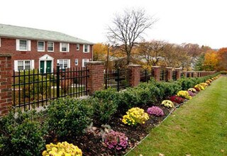 Bradford Arms Apartments in Cedar Grove, NJ - Foto de edificio - Building Photo