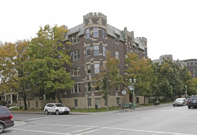 1058-1066 Bernard Rue W in Montréal, QC - Building Photo - Building Photo