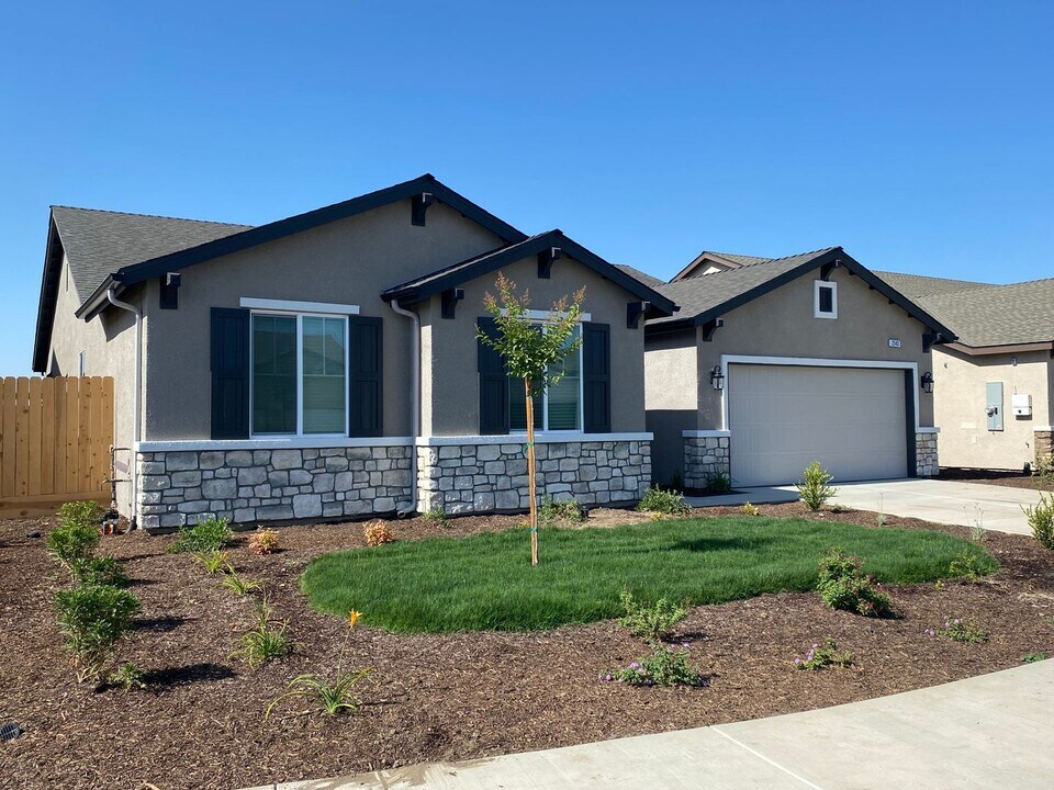2143 Tamworth Ave in Tulare, CA - Building Photo