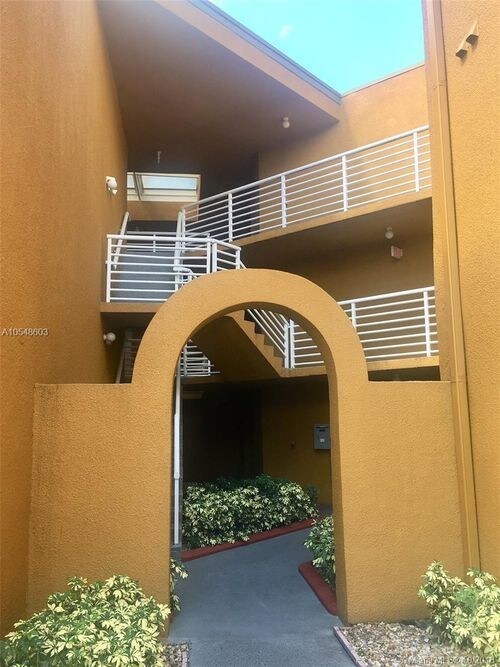 9715 Fontainebleau Blvd in Miami, FL - Foto de edificio - Building Photo