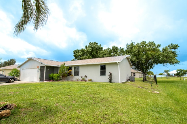 2124 NE 7th Pl in Cape Coral, FL - Building Photo - Building Photo