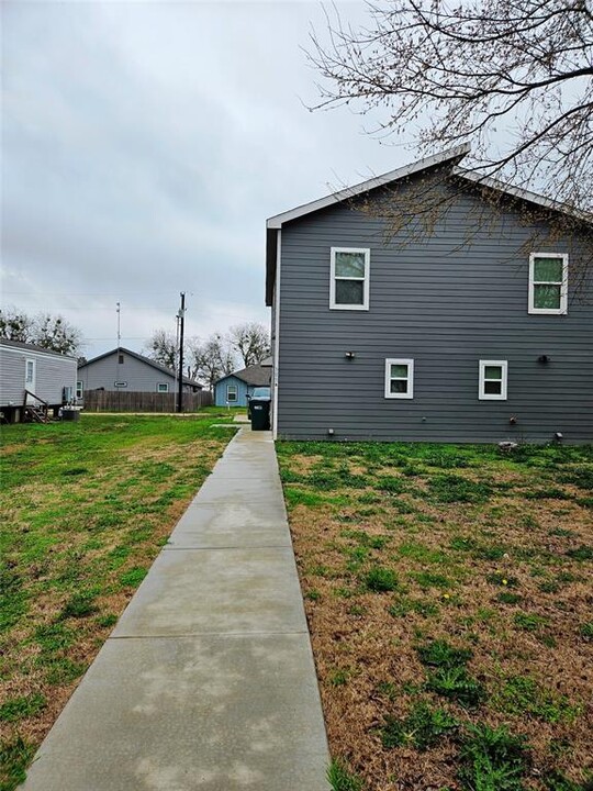 305 Anderson St in Smithville, TX - Building Photo