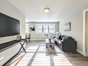 525 W Surf St, Unit B in Chicago, IL - Foto de edificio - Building Photo