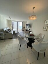 126 SE 15th Rd, Unit PH in Miami, FL - Building Photo - Building Photo