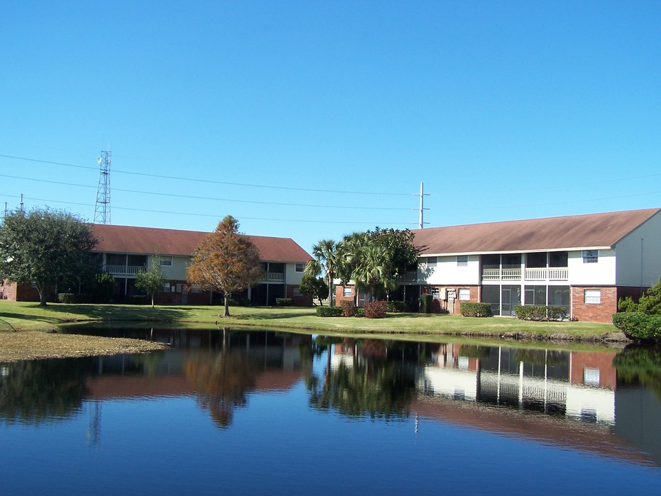 Venetia Country Club Condo in Largo, FL - Building Photo