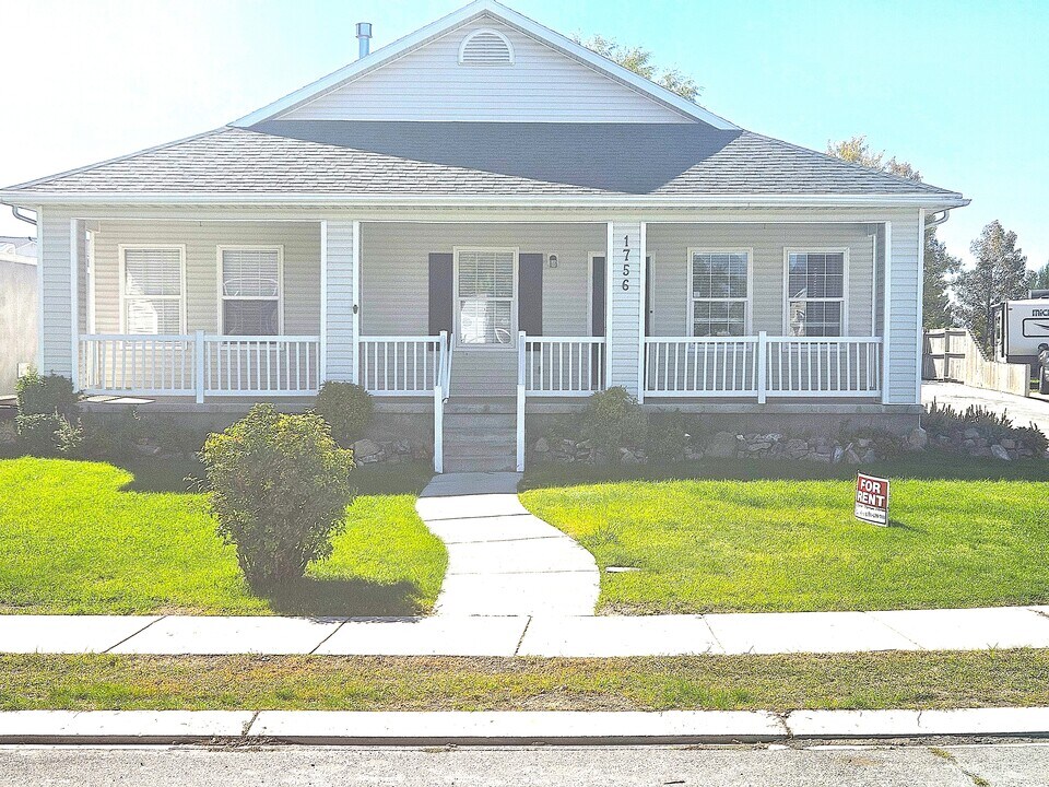 1756 E West Pinion Cir in Eagle Mountain, UT - Building Photo