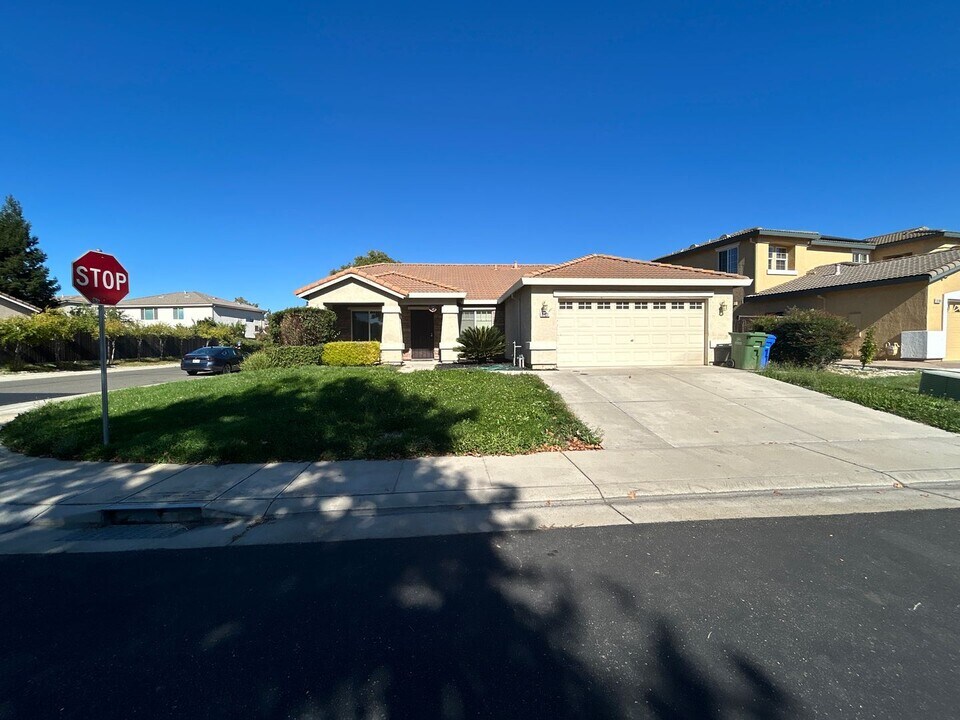 6101 Travo Way in Elk Grove, CA - Building Photo