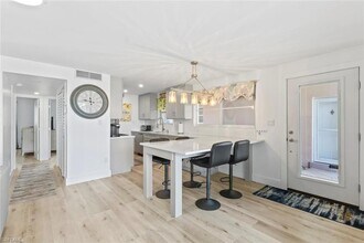 1910 Gulf Shore Blvd N in Naples, FL - Foto de edificio - Building Photo