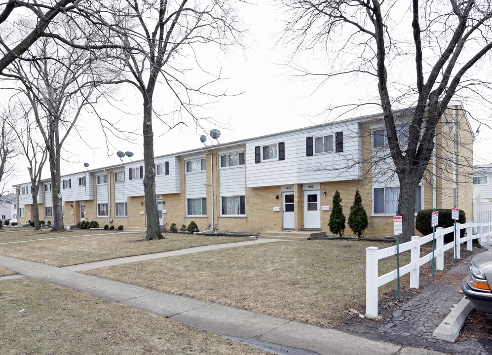 938-952 Virginia Ln in Elmhurst, IL - Building Photo