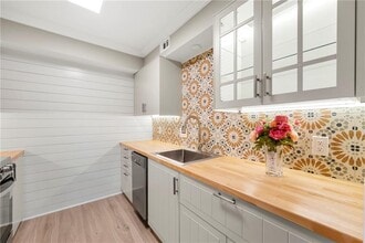 475 Mount Vernon Hwy NE in Sandy Springs, GA - Foto de edificio - Building Photo