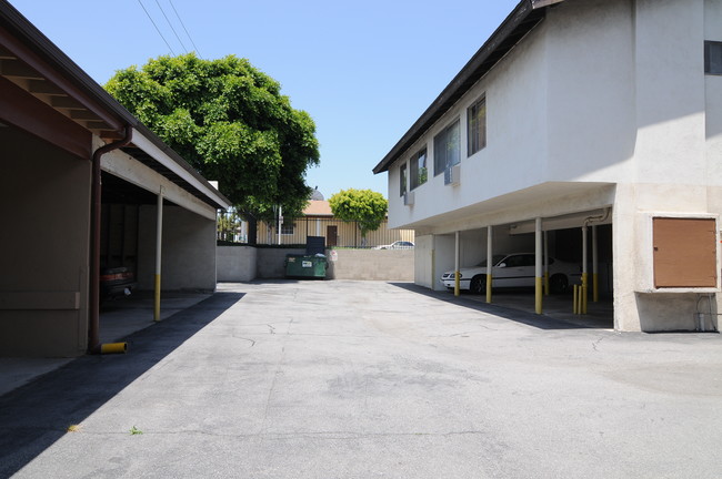 La Cadena II Apartments in La Habra, CA - Foto de edificio - Building Photo