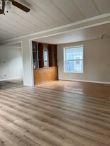 1042 Poquonnock Rd in Groton, CT - Building Photo