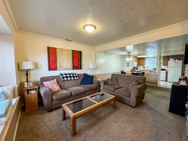 695 N 100 E in Provo, UT - Foto de edificio - Building Photo