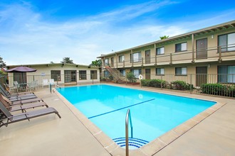 Glen Haven Apartments in Downey, CA - Foto de edificio - Building Photo