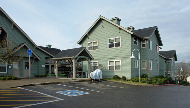 Westview Commons in Roseburg, OR - Building Photo - Building Photo