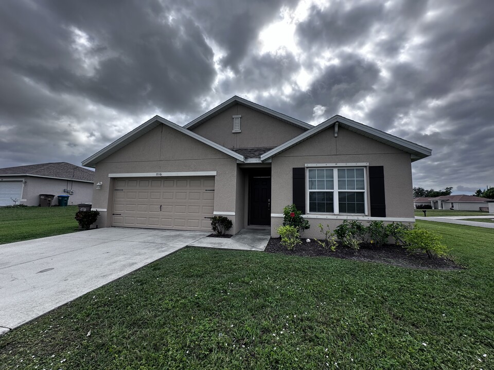 1016 SW 32nd Ter in Cape Coral, FL - Building Photo