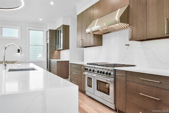 65 Myrtle Blvd in Larchmont, NY - Building Photo - Building Photo