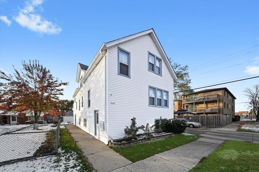 2334 N 74th Ave, Unit 2 in Elmwood Park, IL - Foto de edificio