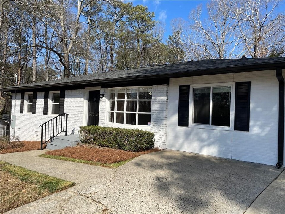 426 Afton Dr in Roswell, GA - Building Photo